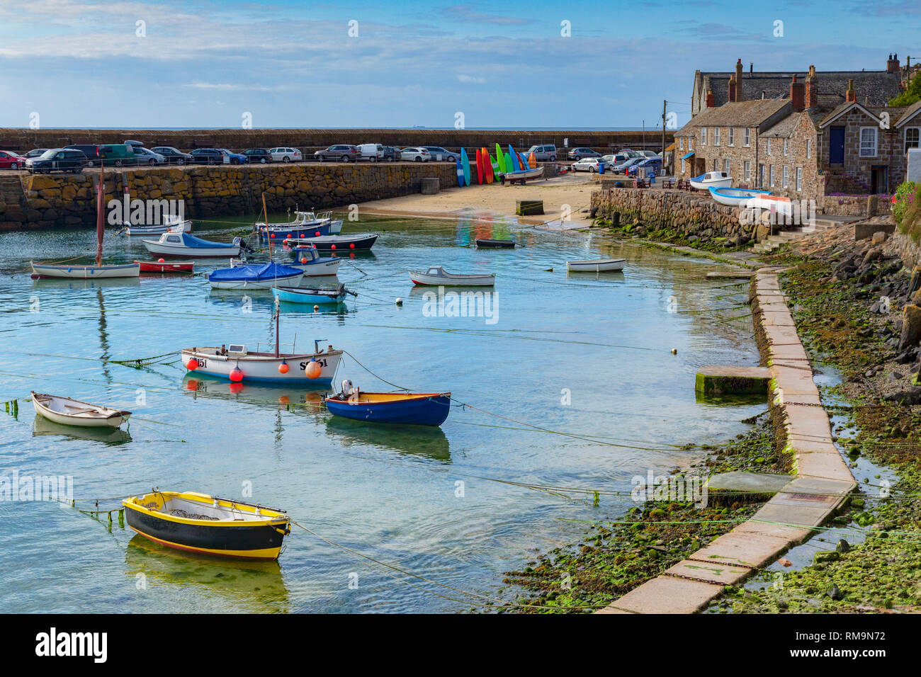 15 Juin 2018 : Mousehole, Cornwall, UK - le port, et d'harbourside cottages. Banque D'Images