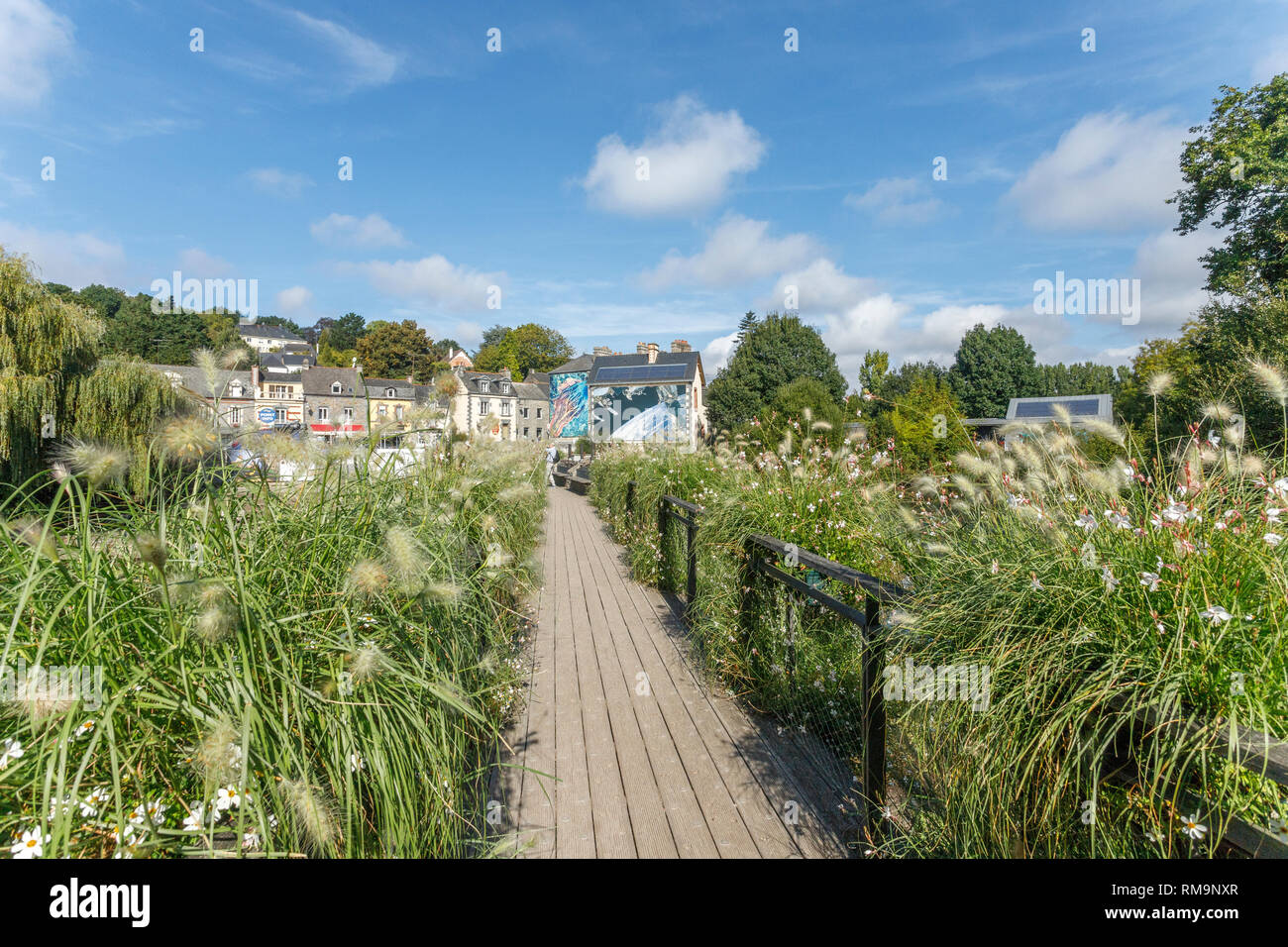 France, Morbihan, La Gacilly, passerelle sur la rivière Aff pendant le Festival Photo de La Gacilly 2018 // France, Morbihan (56), La Gacilly, passerelle Banque D'Images France, Morbihan, La Gacilly, passerelle sur la rivière Aff pendant le Festival Photo de La Gacilly 2018 // France, Morbihan (56), La Gacilly, passerelle Banque D'Images