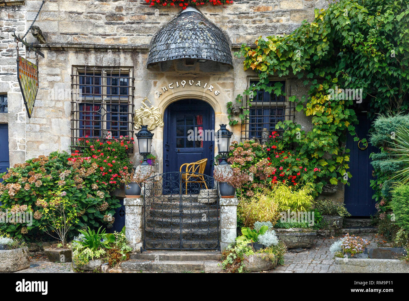 France, Morbihan, Rochefort en Terre, étiqueté Les Plus Beaux Villages de France (Les Plus Beaux Villages de France), l'antiquaire sur place du P Banque D'Images