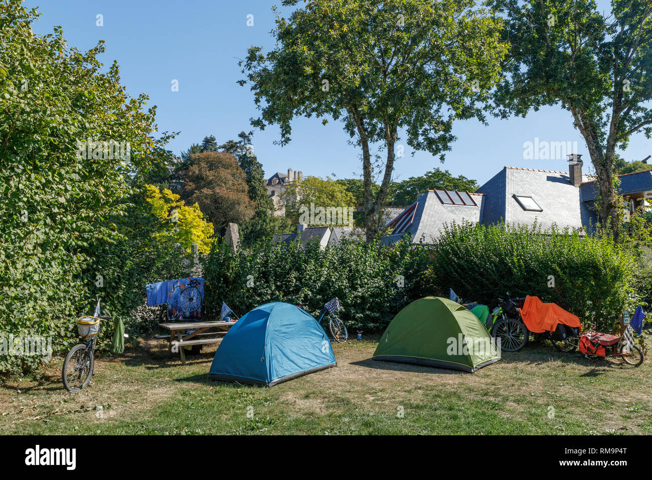 France, Morbihan, La Roche Bernard, d'une tente sur un camping // France, Morbihan (56), La Roche-Bernard, tentes sur un camping Banque D'Images
