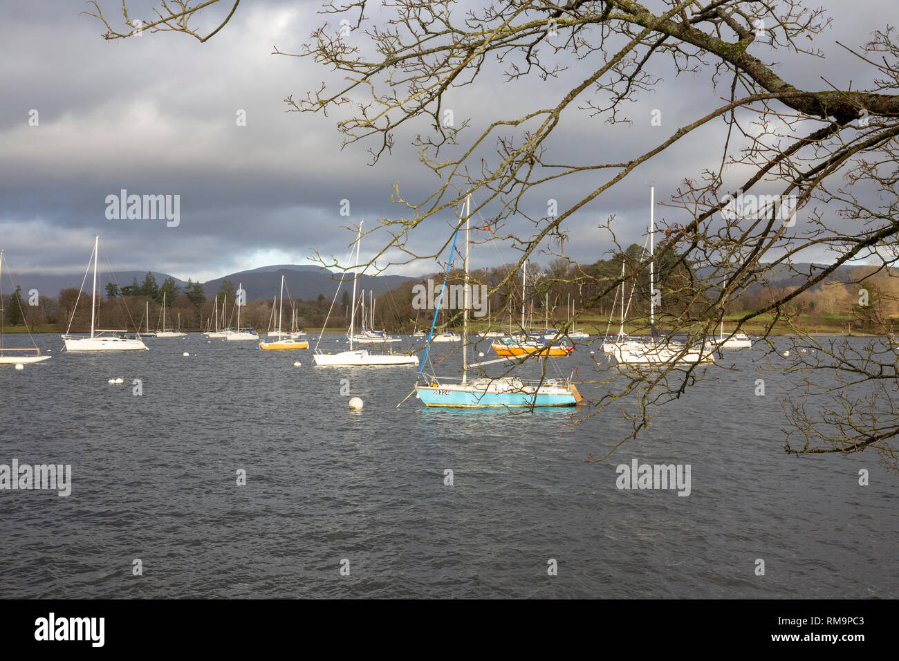 Bateaux sur le lac Windemere sur un ciel gris winters day,Lake District, Cumbria, Angleterre Banque D'Images