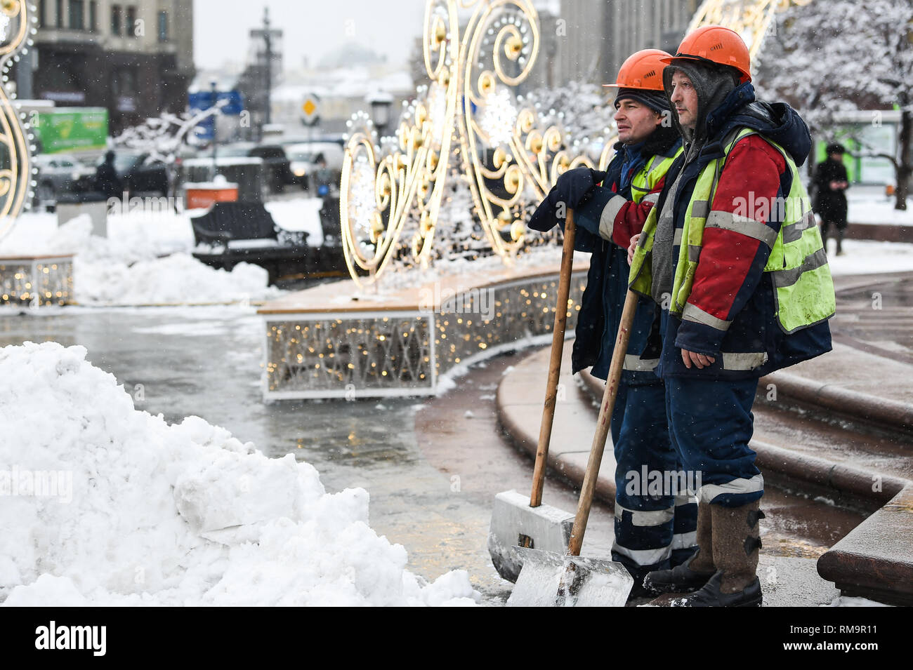 Moscou. Feb 13, 2019. Déneiger les travailleurs à Moscou, Russie, le 13 février. 2019. Une récente chute de neige ont fait 11 mm de précipitations à Moscou mercredi. Credit : Evgeny Sinitsyn/Xinhua/Alamy Live News Banque D'Images