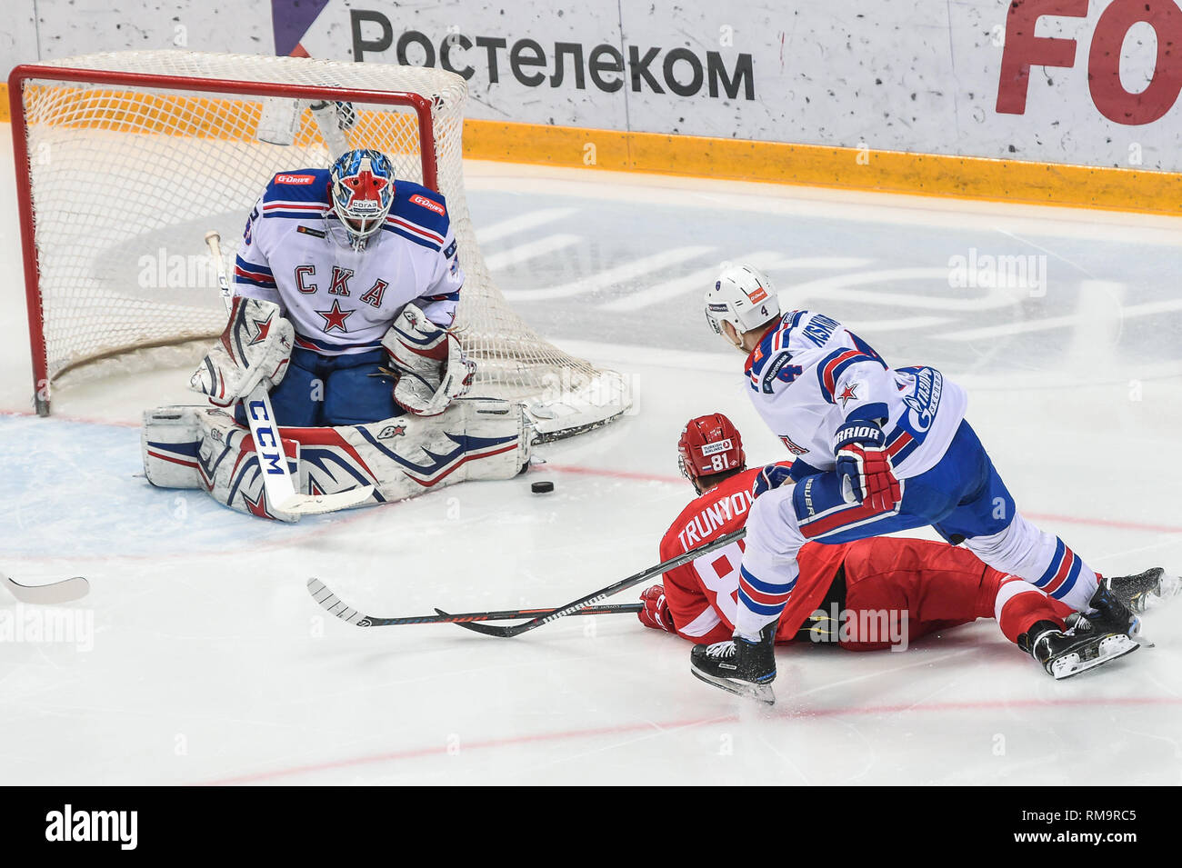 Moscou. Feb 13, 2019. Du SKA Igor gardien Shestyorkin (L) permet une sauvegarde au cours de la KHL 2018-2019 jeu de hockey sur glace à Moscou, Russie le 13 février 2019. SKA a gagné 2-0. Credit : Evgeny Sinitsyn/Xinhua/Alamy Live News Banque D'Images