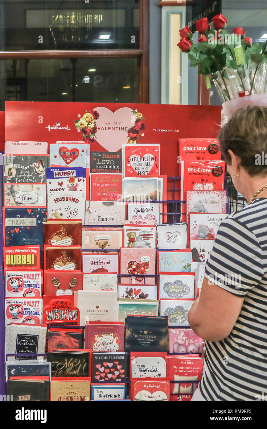 Adélaïde, Australie. 14 février 2019. Les gens achètent des cartes de la Saint-Valentin au Adelaide arcade décorée de coeurs pour la Saint-Valentin a également nommé la Fête de Saint Valentinewhich est reconnu comme une célébration de l'amour et l'amour romantique dans de nombreux pays à travers le monde : Crédit amer ghazzal/Alamy Live News Banque D'Images