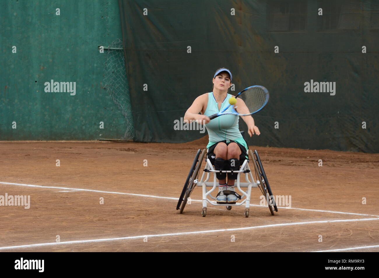 Joueur de tennis en fauteuil roulant France Emmanuelle Morch vu en action contre l'Afrique du Sud au cours de Venter Mariska Nairobi Tennis en fauteuil roulant. Morch a gagné 7-6(8) 6-4 à prendre Mesdames seul championnat. Banque D'Images