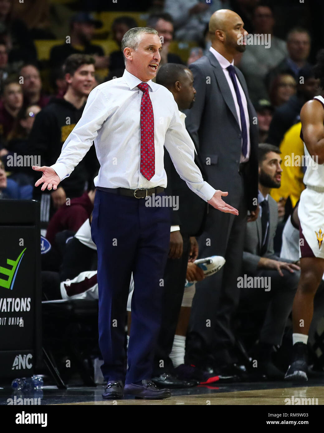 Boulder, CO, USA. Feb 13, 2019. Arizona State Sun Devils Head coach Bobby Hurley soutient un appel au premier semestre contre Colorado à la Coors Events Center à Boulder, CO. Derek Regensburger/CSM/Alamy Live News Banque D'Images