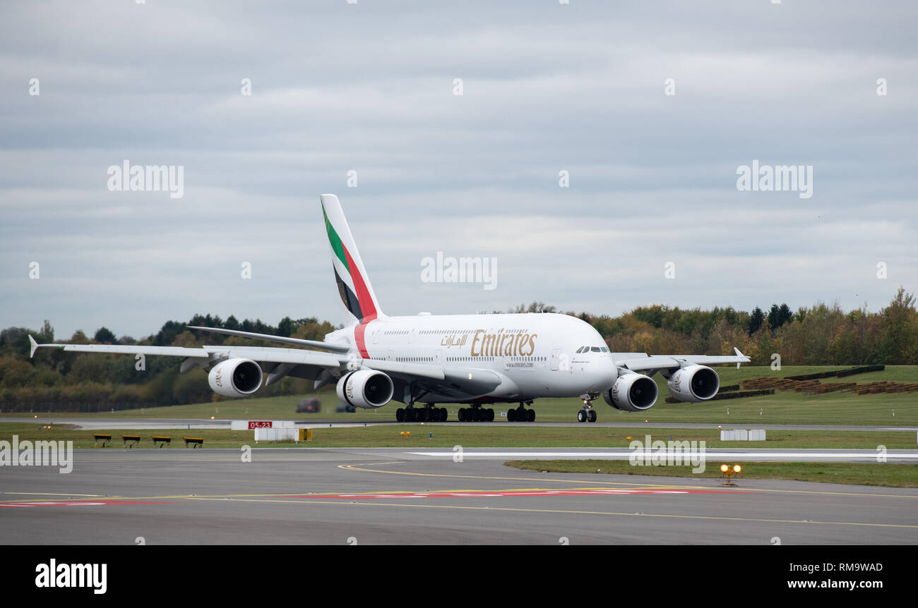 Hambourg, Allemagne. 29 Oct, 2018. Airbus A380-800 d'Emirates à l'atterrissage à l'aéroport d'Hambourg. La compagnie aérienne a commencé les vols réguliers vers Hambourg avec l'Airbus A380. Crédit : Daniel Reinhardt/dpa | dans le monde d'utilisation/dpa/Alamy Live News Banque D'Images