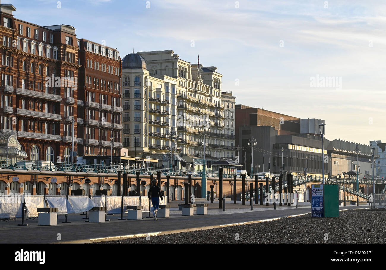 Brighton, UK. Feb 14, 2019. Une belle matinée ensoleillée sur le front de mer de Brighton comme légère chaleur devrait se répandre à travers l'Angleterre avec les températures devraient atteindre la mi-adolescence centigrades dans certaines régions Crédit : Simon Dack/Alamy Live News Banque D'Images