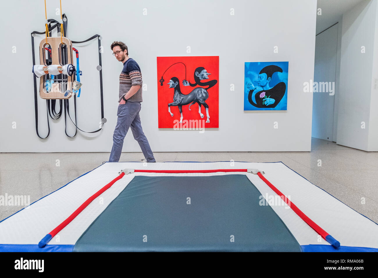 Londres, Royaume-Uni. 8Th Feb 2019. Équilibre travail-vie et gagner la racce, 2019, par Amanda Kyritsopoulou avec le travail par Joe Pearson dans l'arrière-plan - Les primes les projets intermédiaires, une exposition de nouveaux travaux de la UK's talent artistique les plus frais, la deuxième année, les étudiants de troisième cycle à l'Académie royale des écoles, à l'Académie Royale des Arts du Canada Crédit : Guy Bell/Alamy Live News Banque D'Images