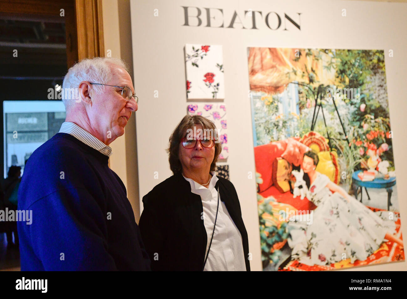 Prague, République tchèque. Feb 14, 2019. L-R Peter Ascher, fils de Zika Ascher, et Helena Konigsmarkova, directeur du musée, assister à un journaliste d' de 'The Mad Silkman. Zika & Lida Ascher : textiles et de la mode', exposition le 14 février 2019, au Musée des Arts décoratifs de Prague, République tchèque. Photo : CTK/Vondrous Romain Photo/Alamy Live News Banque D'Images