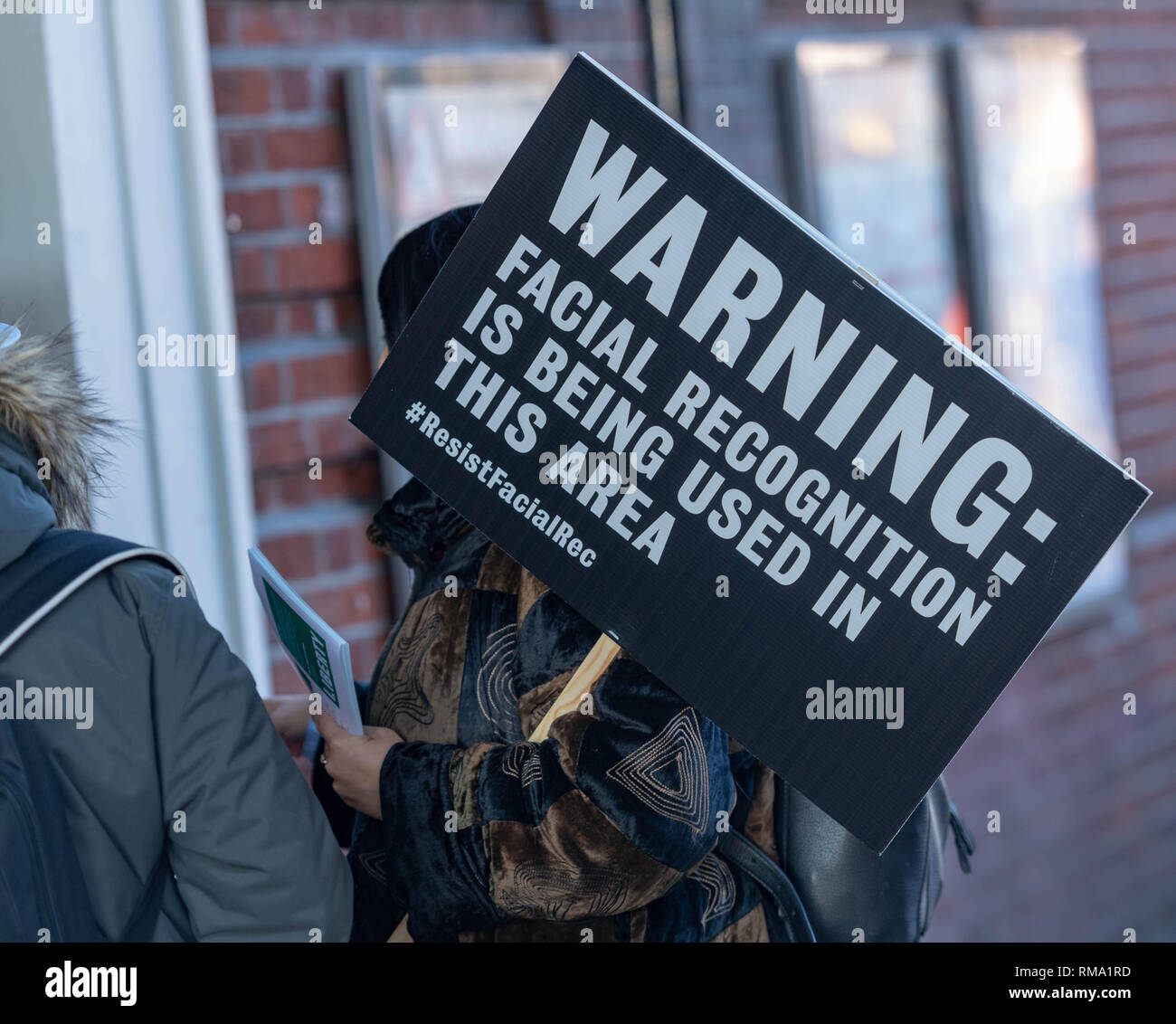 14 février 2019 London Romford. La deuxième de la Police métropolitaine, les essais à l'extérieur de la gare, de Romford controversée la technologie de reconnaissance de visage en direct a eu lieu. Elle a attiré l'intérêt des médias internationaux avec les équipes de tournage de Al Jazeera, le Japon et la France, entre autres, portant sur l'essai. L'analyse des caméras de reconnaissance faciale passant les piétons et si l'un d'entre eux sont sur une liste de surveillance 'police' ils seront arrêtés. Le dernier procès à Romford a abouti à cinq arrestations. Crédit : Ian Davidson/Alamy Live News Banque D'Images