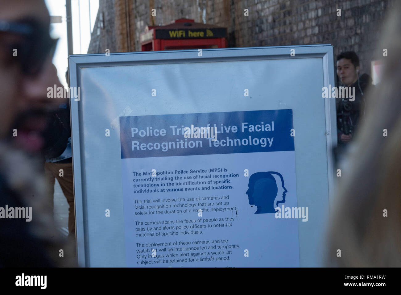 14 février 2019 London Romford. La deuxième de la Police métropolitaine, les essais à l'extérieur de la gare, de Romford controversée la technologie de reconnaissance de visage en direct a eu lieu. Elle a attiré l'intérêt des médias internationaux avec les équipes de tournage de Al Jazeera, le Japon et la France, entre autres, portant sur l'essai. L'analyse des caméras de reconnaissance faciale passant les piétons et si l'un d'entre eux sont sur une liste de surveillance 'police' ils seront arrêtés. Le dernier procès à Romford a abouti à cinq arrestations. Crédit : Ian Davidson/Alamy Live News Banque D'Images