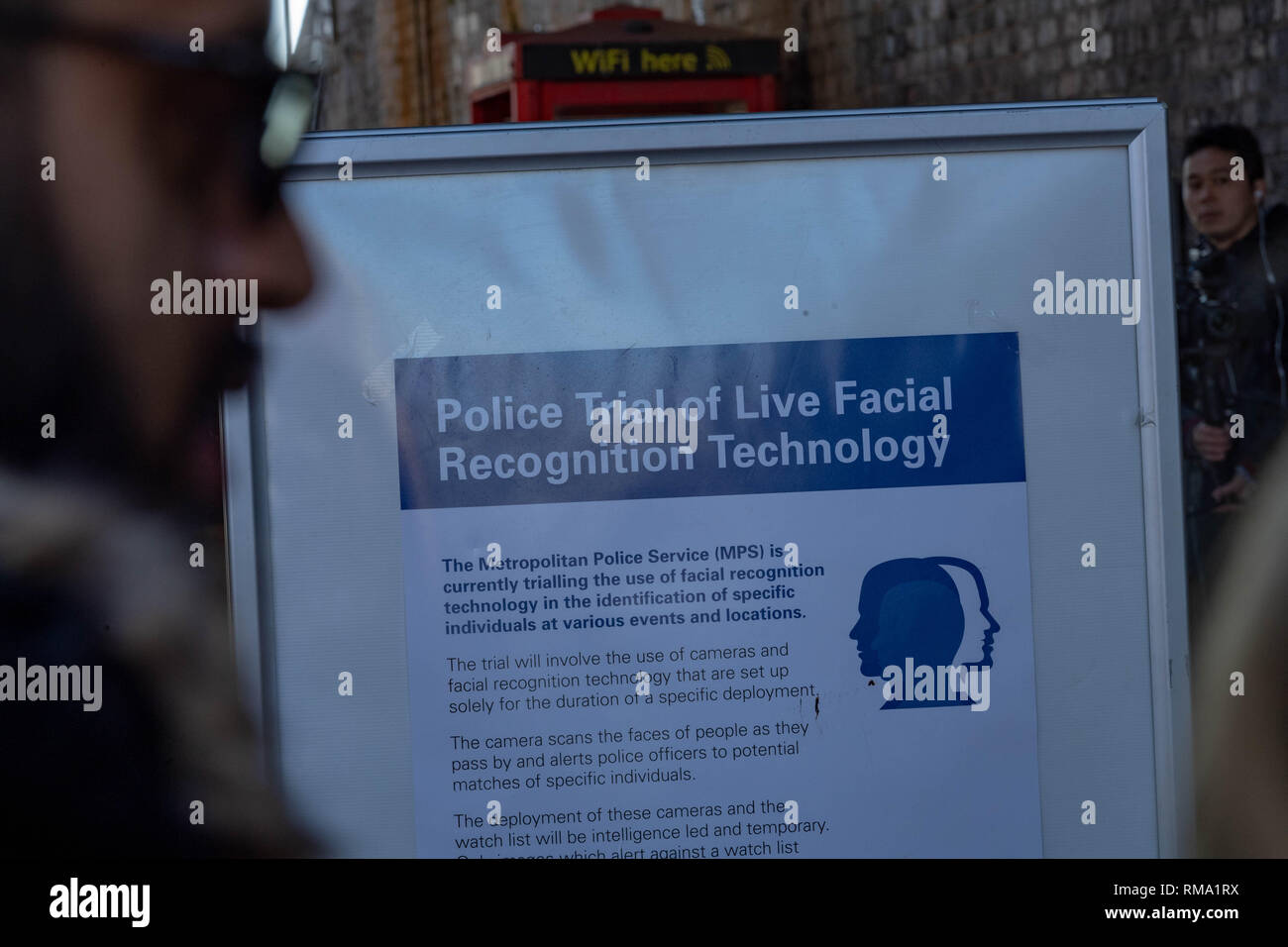 14 février 2019 London Romford. La deuxième de la Police métropolitaine, les essais à l'extérieur de la gare, de Romford controversée la technologie de reconnaissance de visage en direct a eu lieu. Elle a attiré l'intérêt des médias internationaux avec les équipes de tournage de Al Jazeera, le Japon et la France, entre autres, portant sur l'essai. L'analyse des caméras de reconnaissance faciale passant les piétons et si l'un d'entre eux sont sur une liste de surveillance 'police' ils seront arrêtés. Le dernier procès à Romford a abouti à cinq arrestations. Crédit : Ian Davidson/Alamy Live News Banque D'Images
