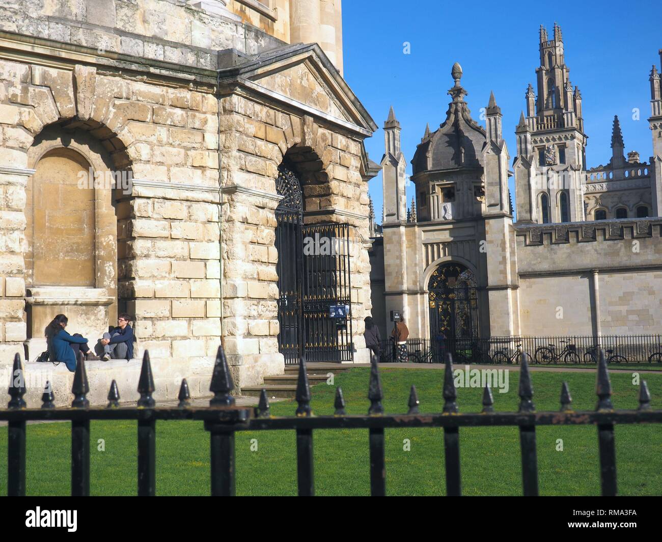 Oxford, UK. 8Th Feb 2019. Partager un moment dans le soleil à la Radcliffe Camera. Credit : Angela Swann/Alamy Live News Banque D'Images