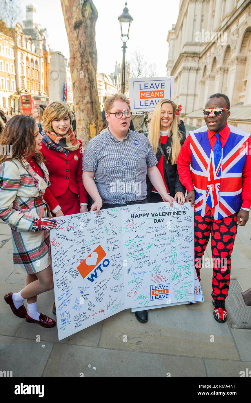 Londres, Royaume-Uni. 14 Février, 2019. Harry Todd (photo) et son équipe de quitter signifie quitter à Downing Street, où ils essaient (et échouer) à côté d'une gigantesque carte de la Saint-Valentin pour Theresa May - désigne le congé Congé et SODEM, pro UE, les manifestants continuent à présenter leurs arguments, côte à côte, à l'extérieur du Parlement que le prochain vote sur Theresa May's plan est prévue ce soir. Crédit : Guy Bell/Alamy Live News Banque D'Images