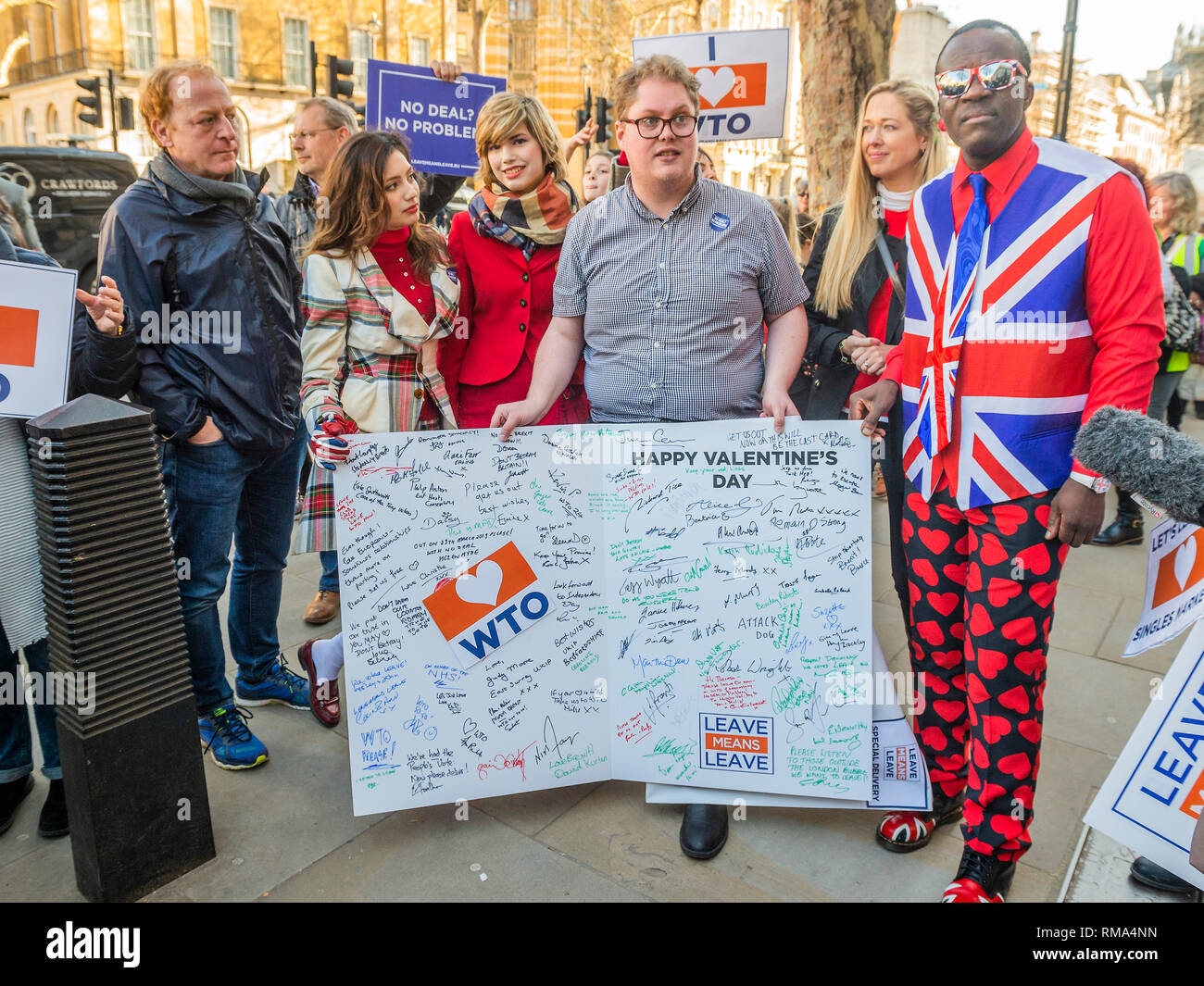 Londres, Royaume-Uni. 14 Février, 2019. Harry Todd (photo) et son équipe de quitter signifie quitter à Downing Street, où ils essaient (et échouer) à côté d'une gigantesque carte de la Saint-Valentin pour Theresa May - désigne le congé Congé et SODEM, pro UE, les manifestants continuent à présenter leurs arguments, côte à côte, à l'extérieur du Parlement que le prochain vote sur Theresa May's plan est prévue ce soir. Crédit : Guy Bell/Alamy Live News Banque D'Images