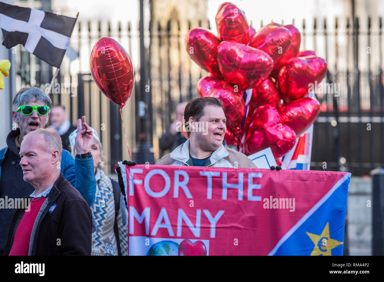 Londres, Royaume-Uni. 14 Février, 2019. Quitter signifie laisser la tête des manifestants pour Downing Street - congé désigne le congé et SODEM, pro UE, les manifestants continuent à présenter leurs arguments, côte à côte, à l'extérieur du Parlement que le prochain vote sur Theresa May's plan est prévue ce soir. Crédit : Guy Bell/Alamy Live News Banque D'Images