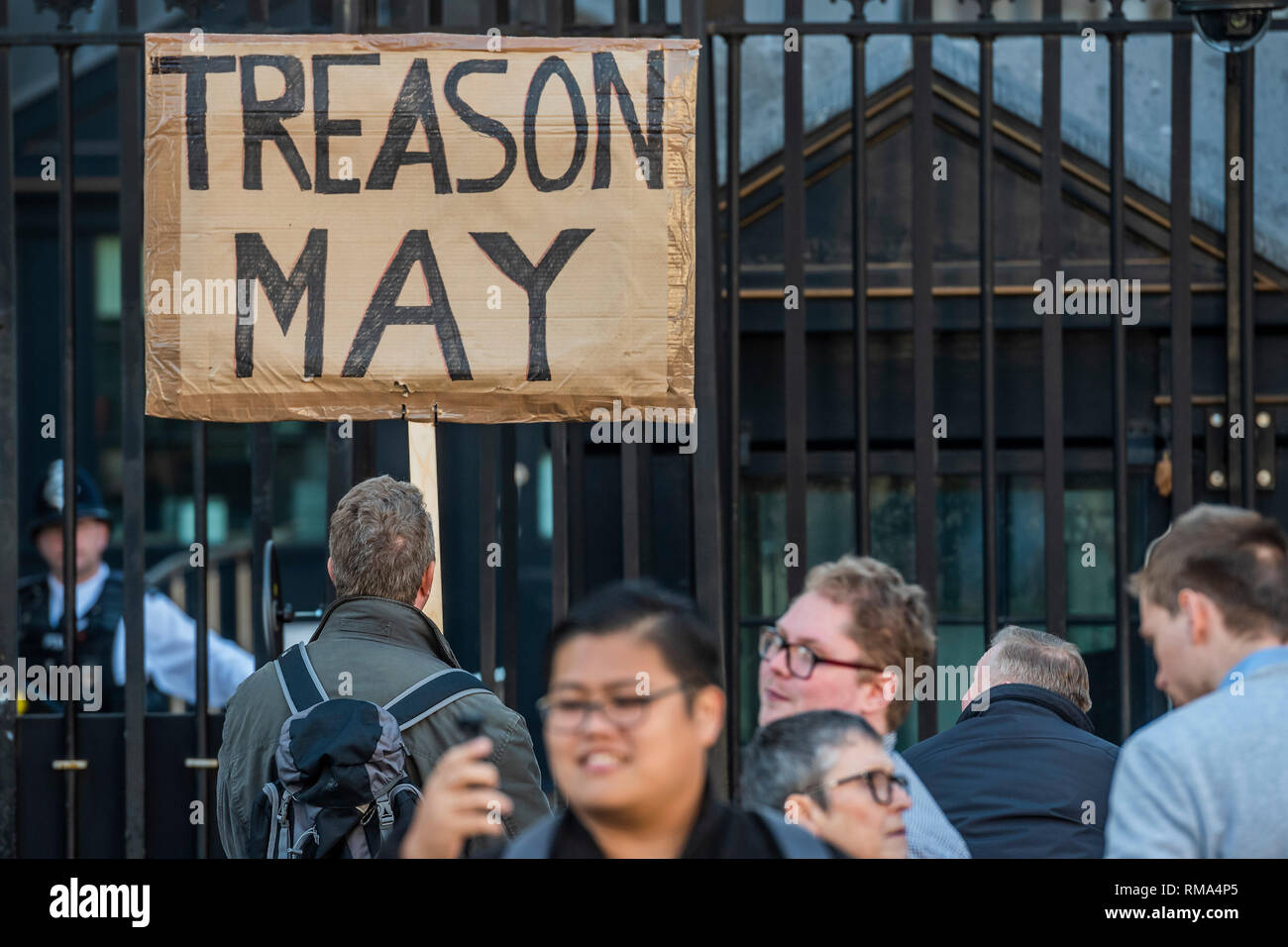 Londres, Royaume-Uni. 14 Février, 2019. Quitter signifie laisser la tête des manifestants pour Downing Street - congé désigne le congé et SODEM, pro UE, les manifestants continuent à présenter leurs arguments, côte à côte, à l'extérieur du Parlement que le prochain vote sur Theresa May's plan est prévue ce soir. Crédit : Guy Bell/Alamy Live News Banque D'Images