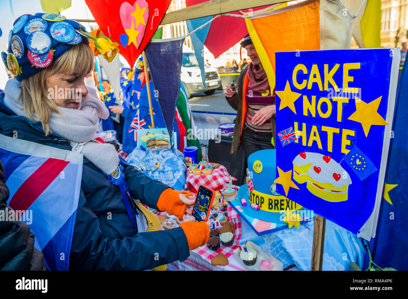 Londres, Royaume-Uni. 14 Février, 2019. Gâteau qui n'a pas Hate - Sodem pro des manifestants à l'extérieur de l'UE - Le Parlement désigne le congé Congé et SODEM, pro UE, les manifestants continuent à présenter leurs arguments, côte à côte, à l'extérieur du Parlement que le prochain vote sur Theresa May's plan est prévue ce soir. Crédit : Guy Bell/Alamy Live News Banque D'Images