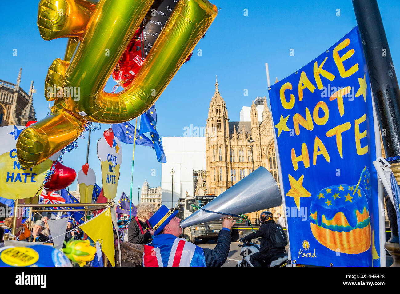 Londres, Royaume-Uni. 14 Février, 2019. Gâteau qui n'a pas Hate - Sodem pro des manifestants à l'extérieur de l'UE - Le Parlement désigne le congé Congé et SODEM, pro UE, les manifestants continuent à présenter leurs arguments, côte à côte, à l'extérieur du Parlement que le prochain vote sur Theresa May's plan est prévue ce soir. Crédit : Guy Bell/Alamy Live News Banque D'Images