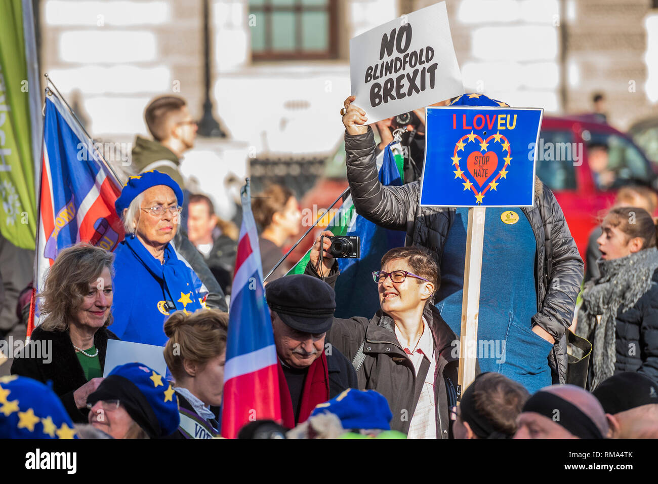 Londres, Royaume-Uni. 14 Février, 2019. Un Brexit' 'pas de bandeau de protestation des partisans de l'Union européenne pro a lieu sur la place du Parlement - congé désigne le congé et SODEM, pro UE, les manifestants continuent à présenter leurs arguments, côte à côte, à l'extérieur du Parlement que le prochain vote sur Theresa May's plan est prévue ce soir. Crédit : Guy Bell/Alamy Live News Banque D'Images