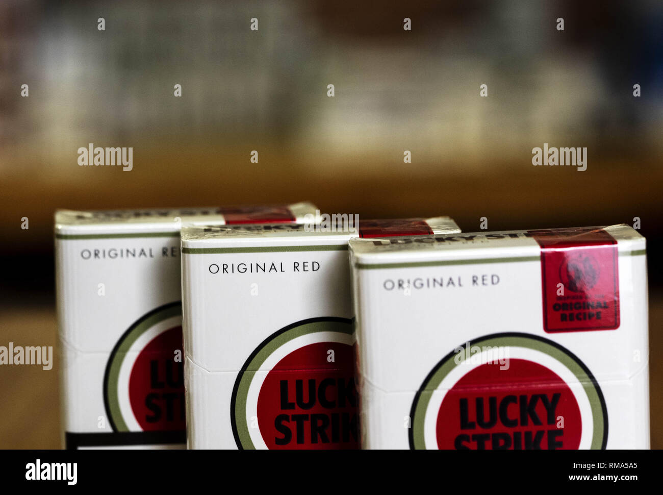 Kiev, Ukraine. Feb 14, 2019. Un pack de British American Tobacco les cigarettes Lucky Strike vu dans un magasin de tabac. Crédit : Igor Golovniov SOPA/Images/ZUMA/Alamy Fil Live News Banque D'Images Kiev, Ukraine. Feb 14, 2019. Un pack de British American Tobacco les cigarettes Lucky Strike vu dans un magasin de tabac. Crédit : Igor Golovniov SOPA/Images/ZUMA/Alamy Fil Live News Banque D'Images
