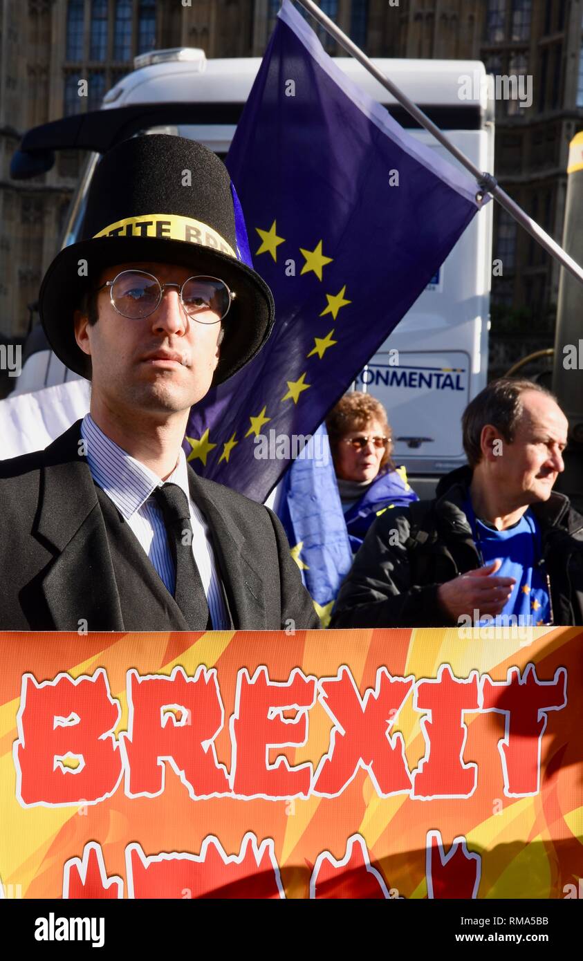 14 Février, 2019. Jacob Rees Mogg se ressemblent, Anti Brexit ont protesté contre les militants de l'Union européenne Pro Brexit.Chambres du Parlement, Londres.UK Crédit : michael melia/Alamy Live News Banque D'Images