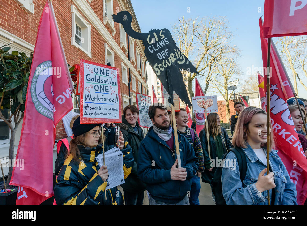 Londres, Royaume-Uni. 14 février 2019. L'Union européenne et les étudiants IWGB lancent leur campagne pour Goldmsiths, Université de Londres, d'embaucher directement ses agents de sécurité. En ce moment ils sont employés par la sécurité de la CEI Ltd sur les bas salaires et les conditions minimales de service, et de la CEI bafoue systématiquement ses responsabilités légales, sur les indemnités de maladie et les jours fériés. Crédit : Peter Marshall/Alamy Live News Banque D'Images