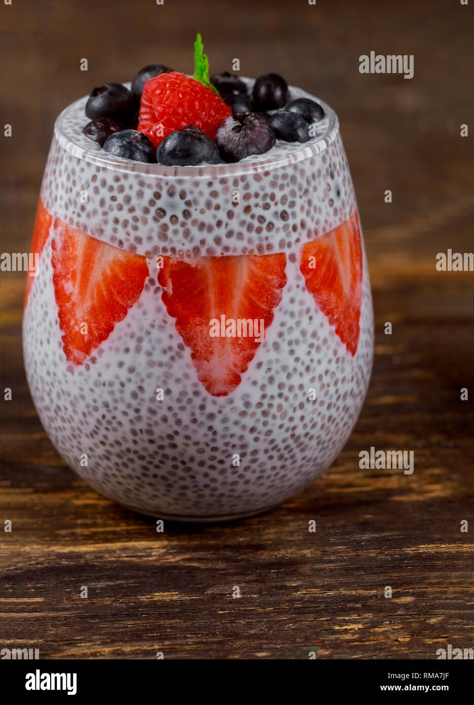 Pudding au Chia décoré de fraise en verres transparents Banque D'Images