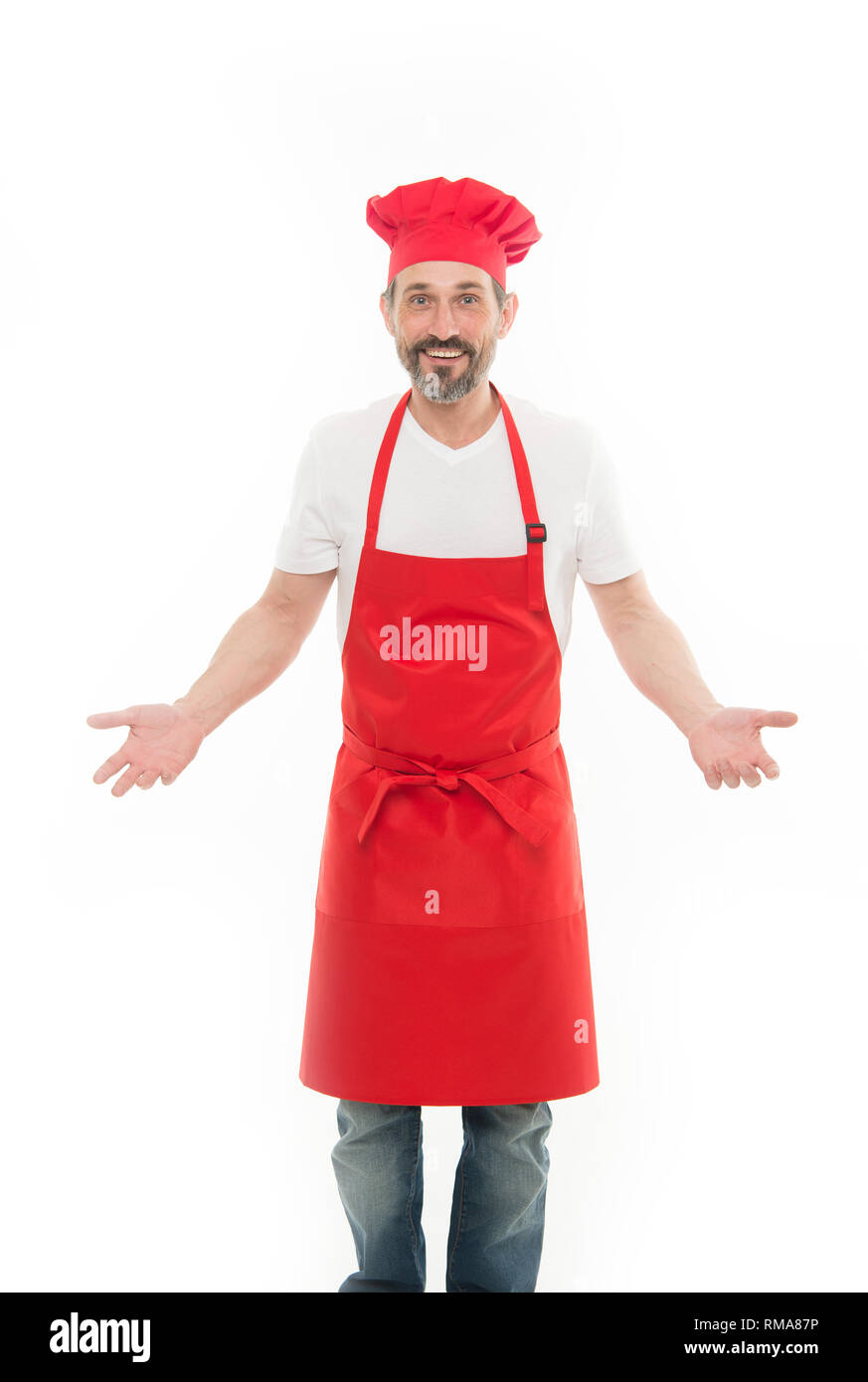 Je sais Im un masterchef. Homme mature barbu en chef hat et un tablier.  Cuisinier avec barbe et moustache portant latzschürze. Chef cuisinier à  maturité en rouge tablier de cuisine. La cuisine