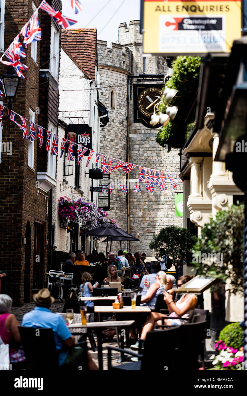 BIRMINGHAM, UK - Mars 2018 Café et snack-bar dans la ruelle derrière le château de Windsor. Les sièges sont pourvus avec les clients de manger et de boire. United Ki Banque D'Images