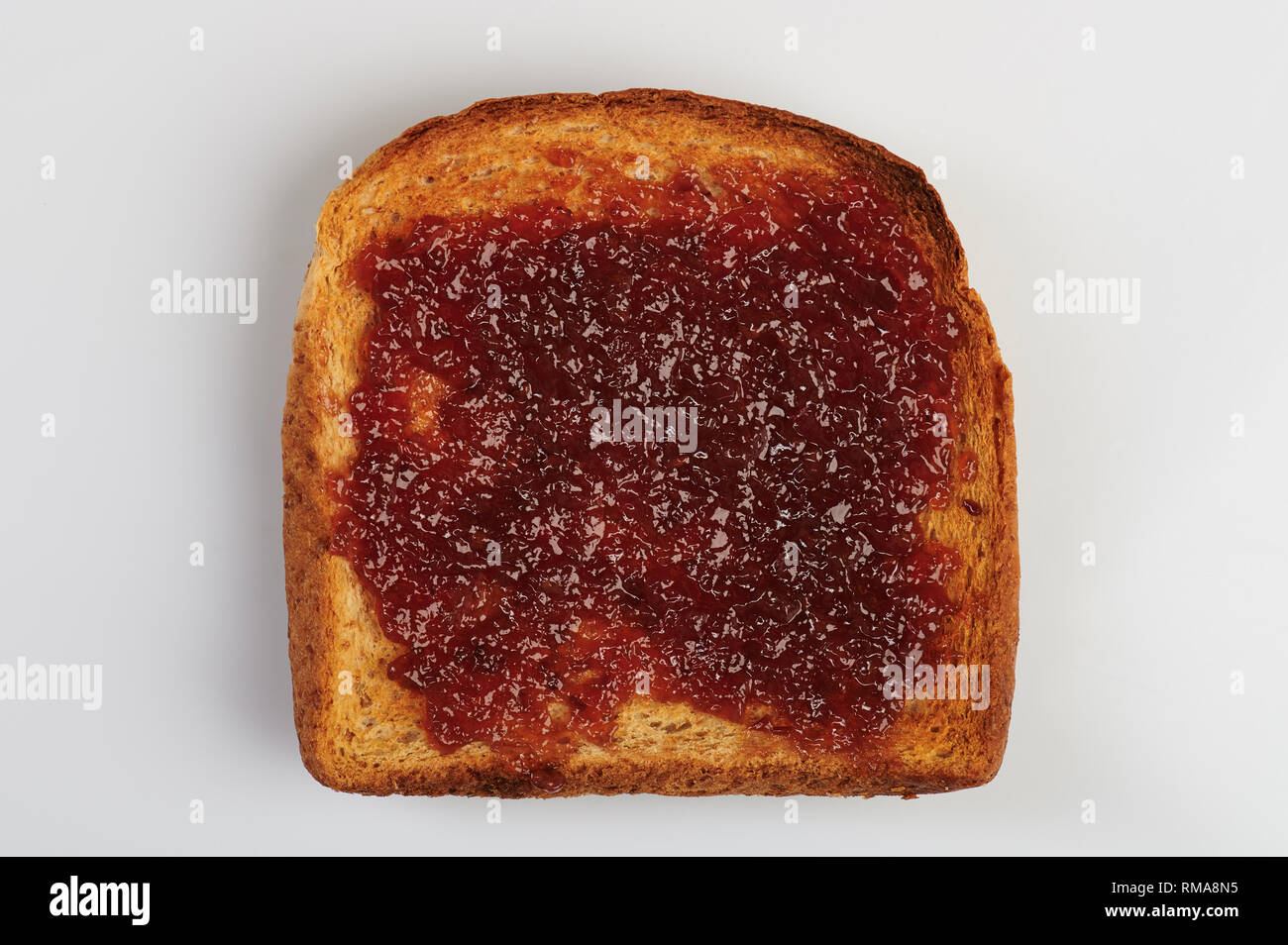 Griller le pain avec de la confiture isolé sur fond blanc Banque D'Images