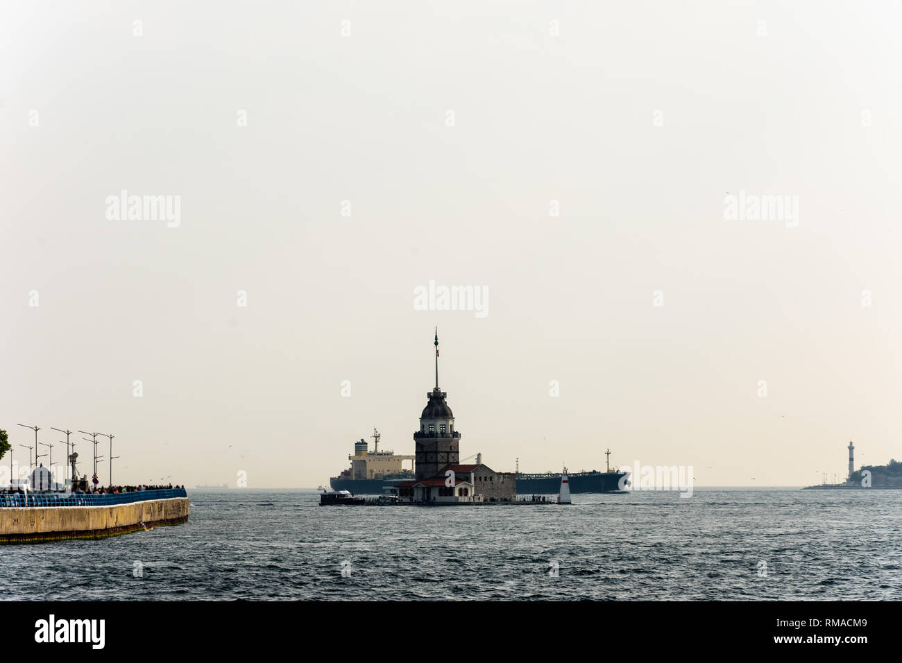 La célèbre Kiz Kulesi tower pendant le jour brumeux dans la ville d'Istanbul Banque D'Images
