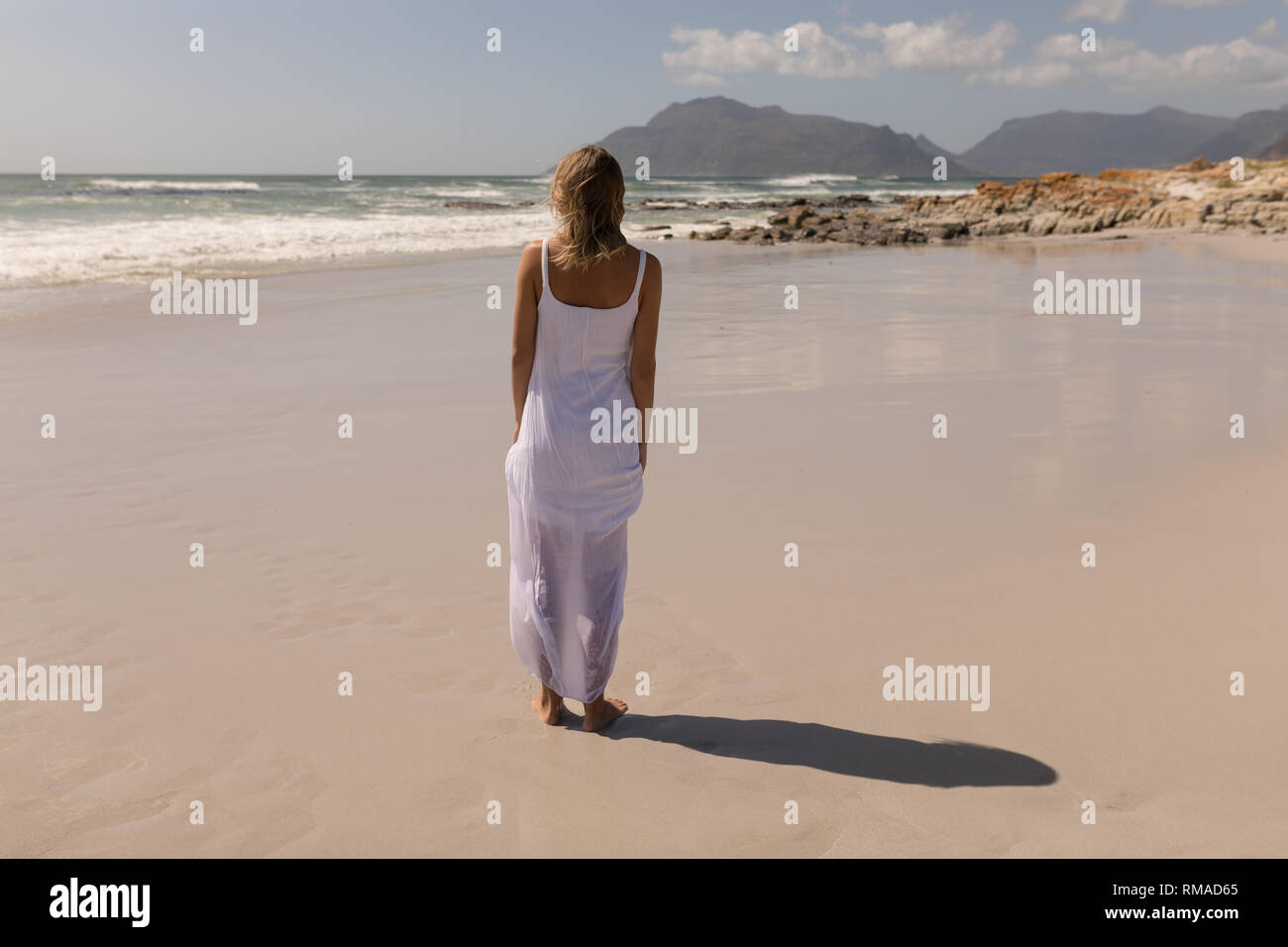 Young woman standing on beach Banque D'Images