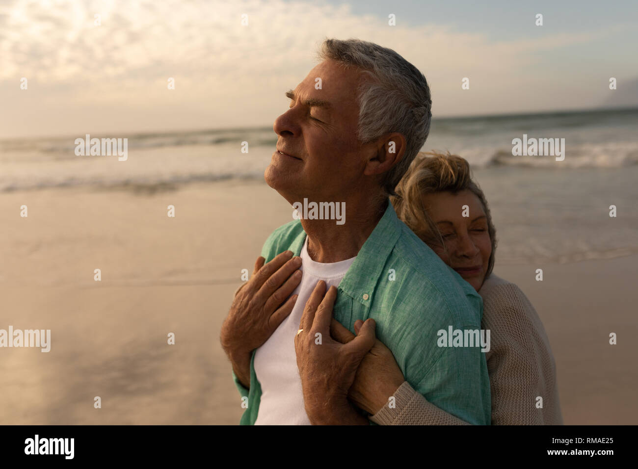 Senior couple sur la plage Banque D'Images