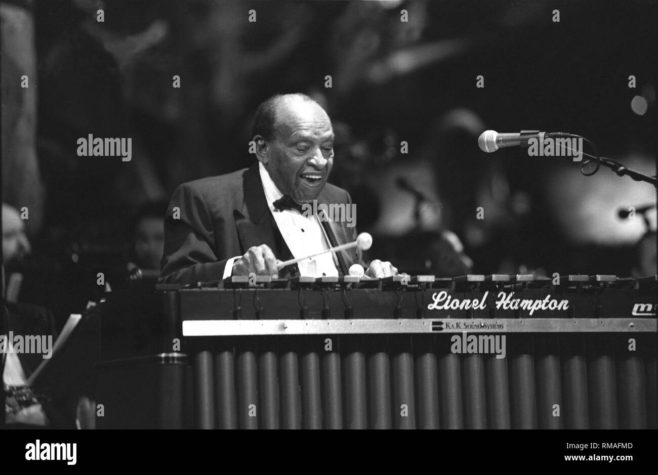 Le vibraphoniste de jazz, pianiste, percussionniste, leader et acteur, Lionel Hampton, Leo est montré sur scène pendant un concert en direct de l'apparence. Banque D'Images