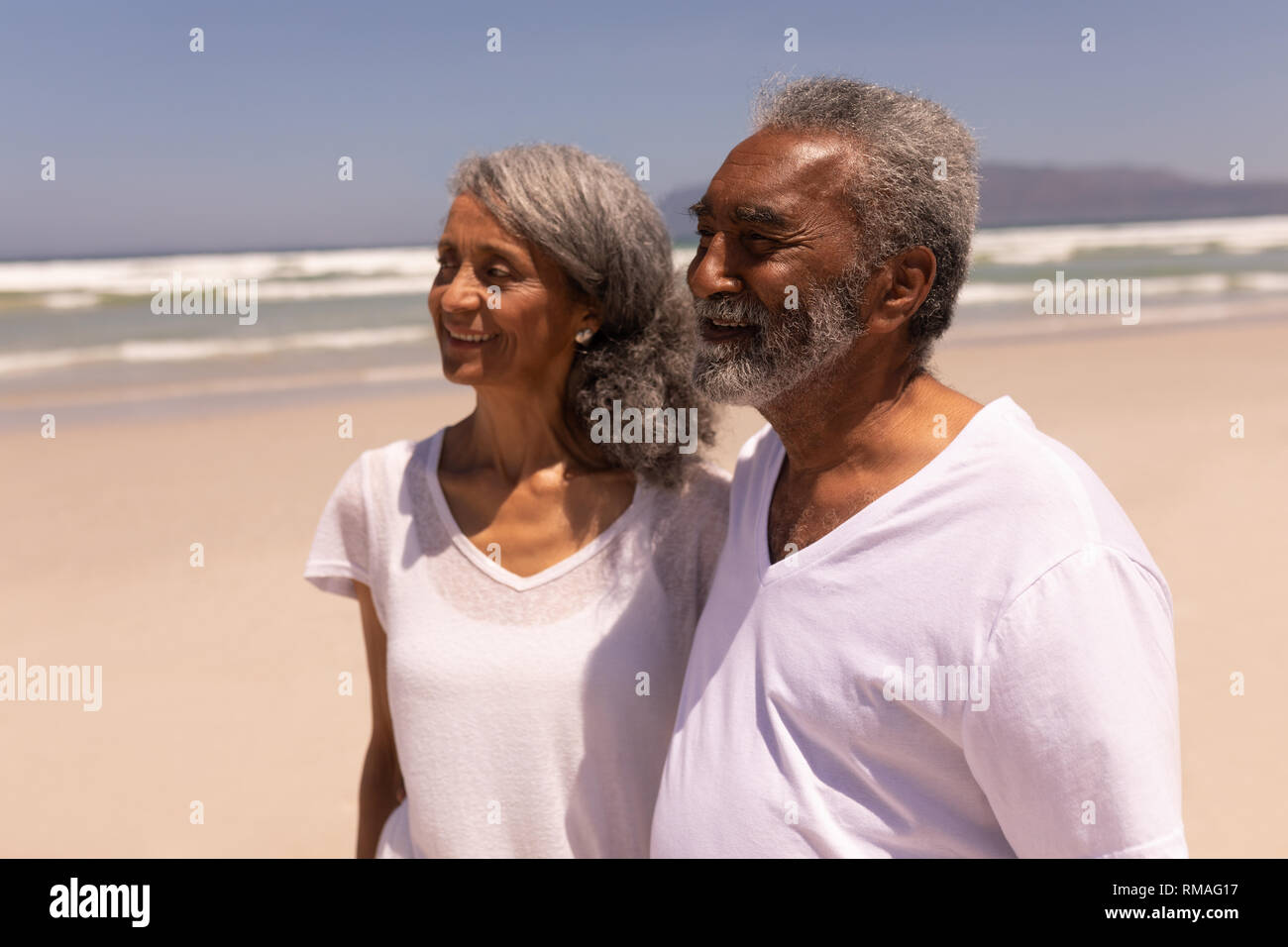 Couple debout sur la plage et à l'écart Banque D'Images