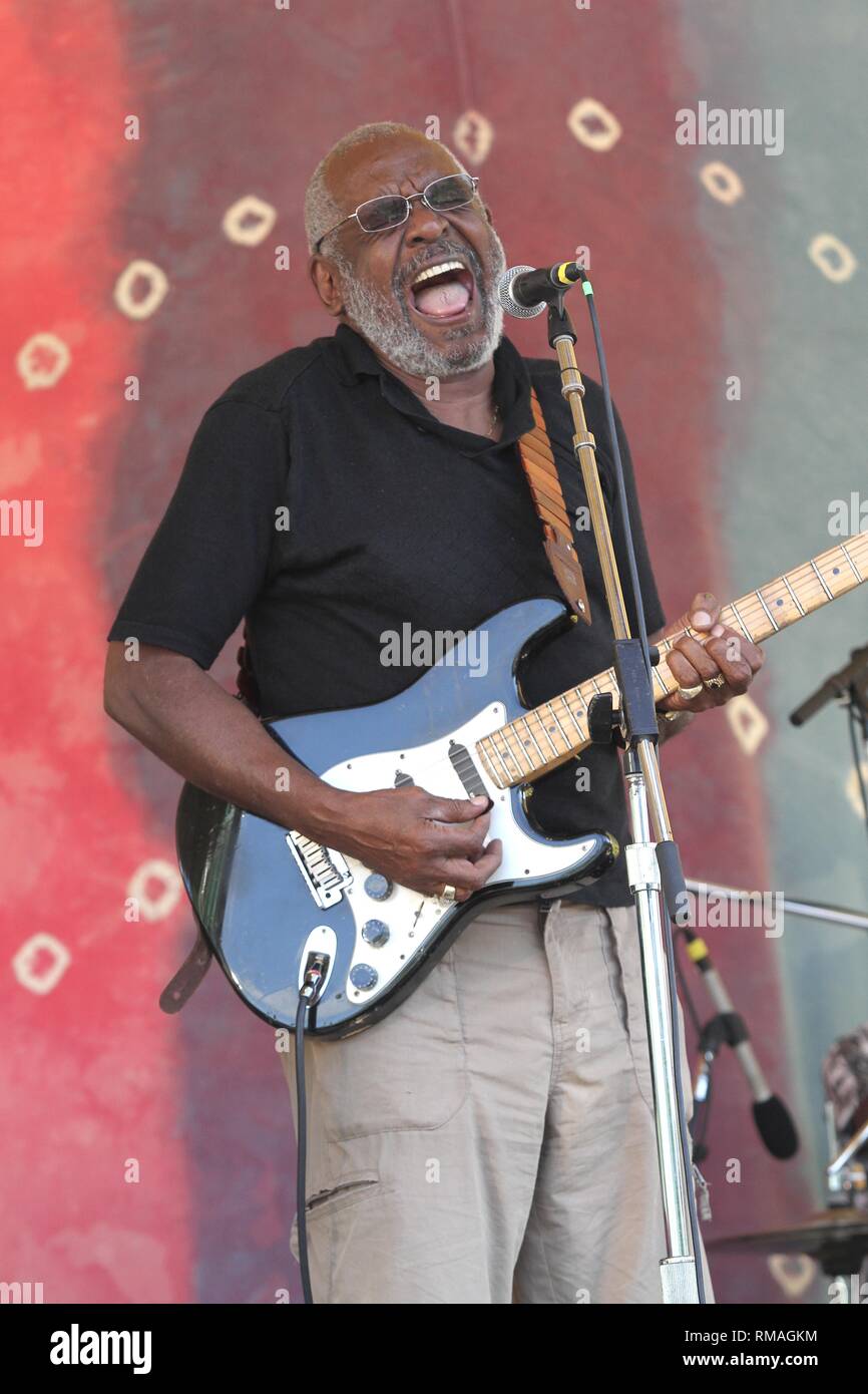 Le chanteur et guitariste Wendell Holmes est montré sur scène pendant un concert de l'apparence des Frères Holmes. Banque D'Images