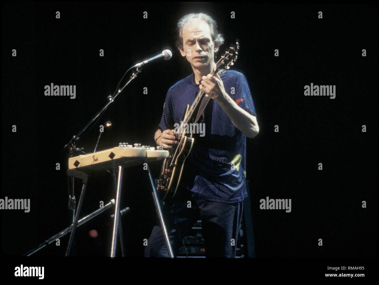 Steve Howe, guitariste et chanteur du groupe de rock progressif Yes est  montré sur scène pendant un concert en direct de l'apparence Photo Stock -  Alamy