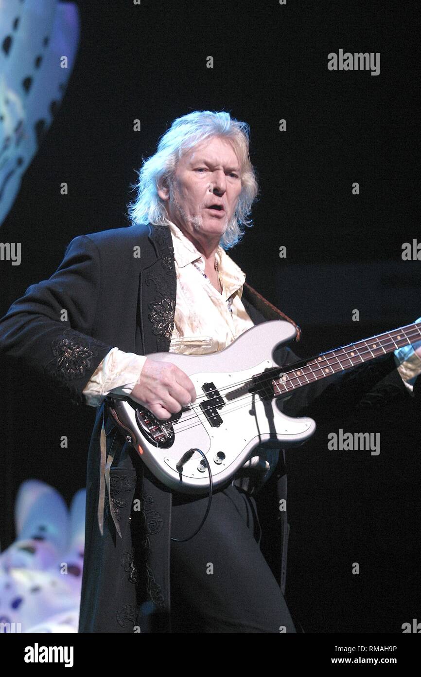 Le bassiste et chanteur Chris Squire du groupe de rock progressif Yes est montré sur scène pendant un concert en direct de l'apparence. Banque D'Images