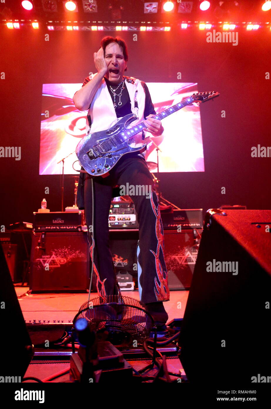 Le guitariste Steve Vai est montré sur scène pendant un concert en direct de l'apparence. Banque D'Images