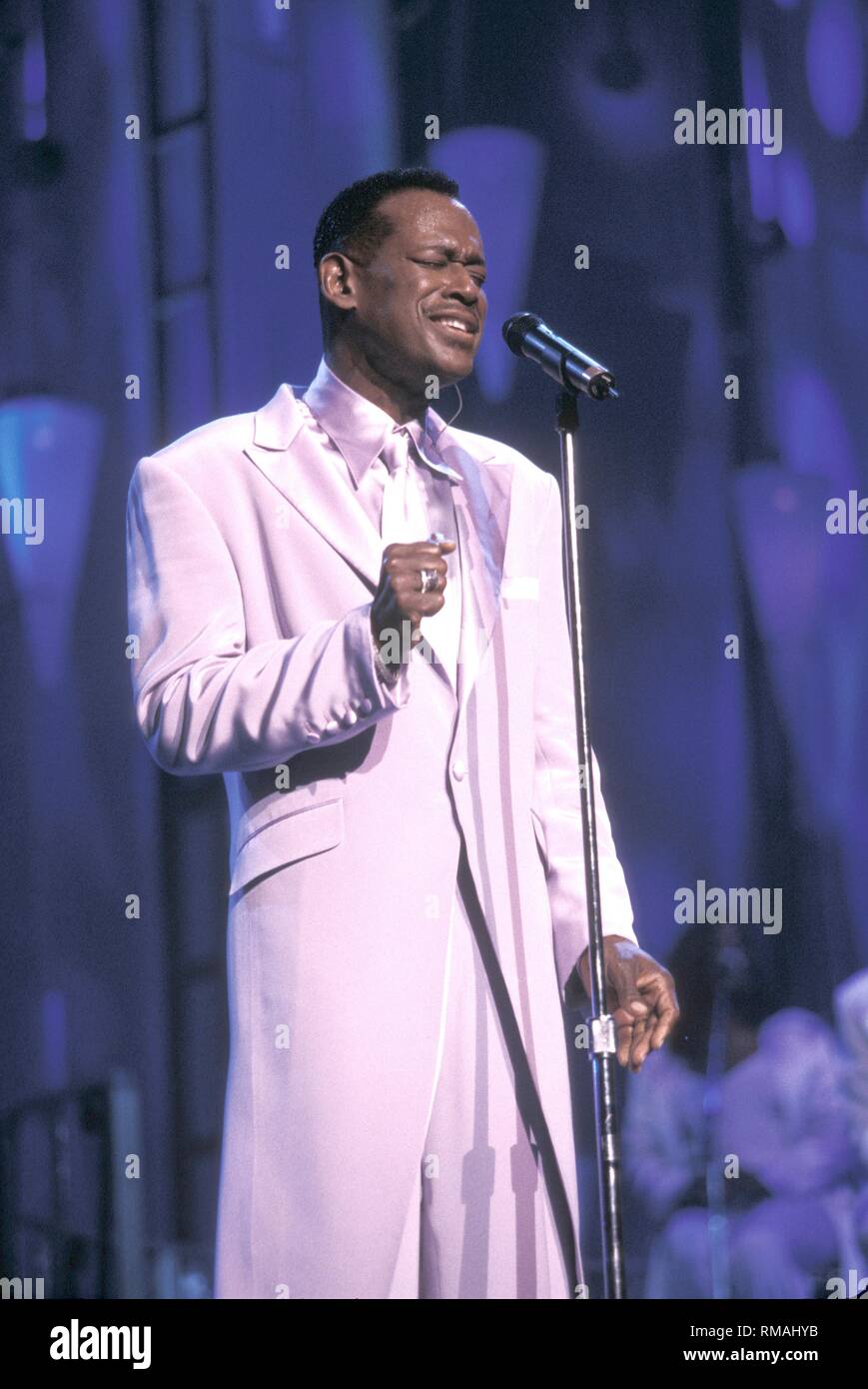 R&B et soul singer, auteur-compositeur et producteur de Luther Vandross est illustré sur la scène de la scène pendant un concert en direct de l'apparence. Banque D'Images