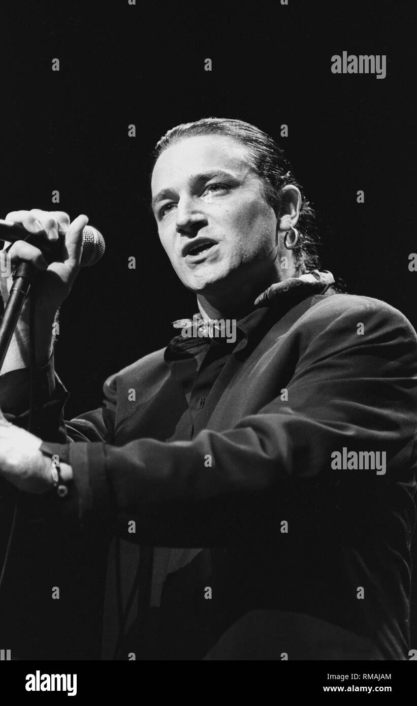 Singer Paul Hewson, également connu par son nom de scène, Bono, du groupe de rock irlandais U2, est montré sur scène pendant un concert en direct de l'apparence. Banque D'Images