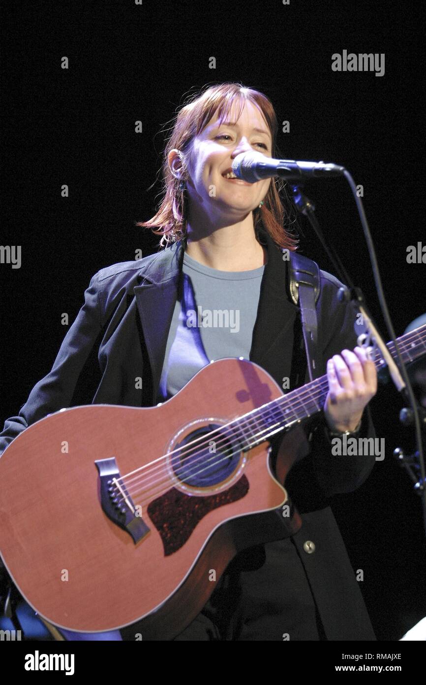 Chanteur et compositeur de Suzanne Vega, connue pour ses paroles très instruite et éclectique de musique de style folk, est montré sur scène pendant un concert en direct de l'apparence. Banque D'Images