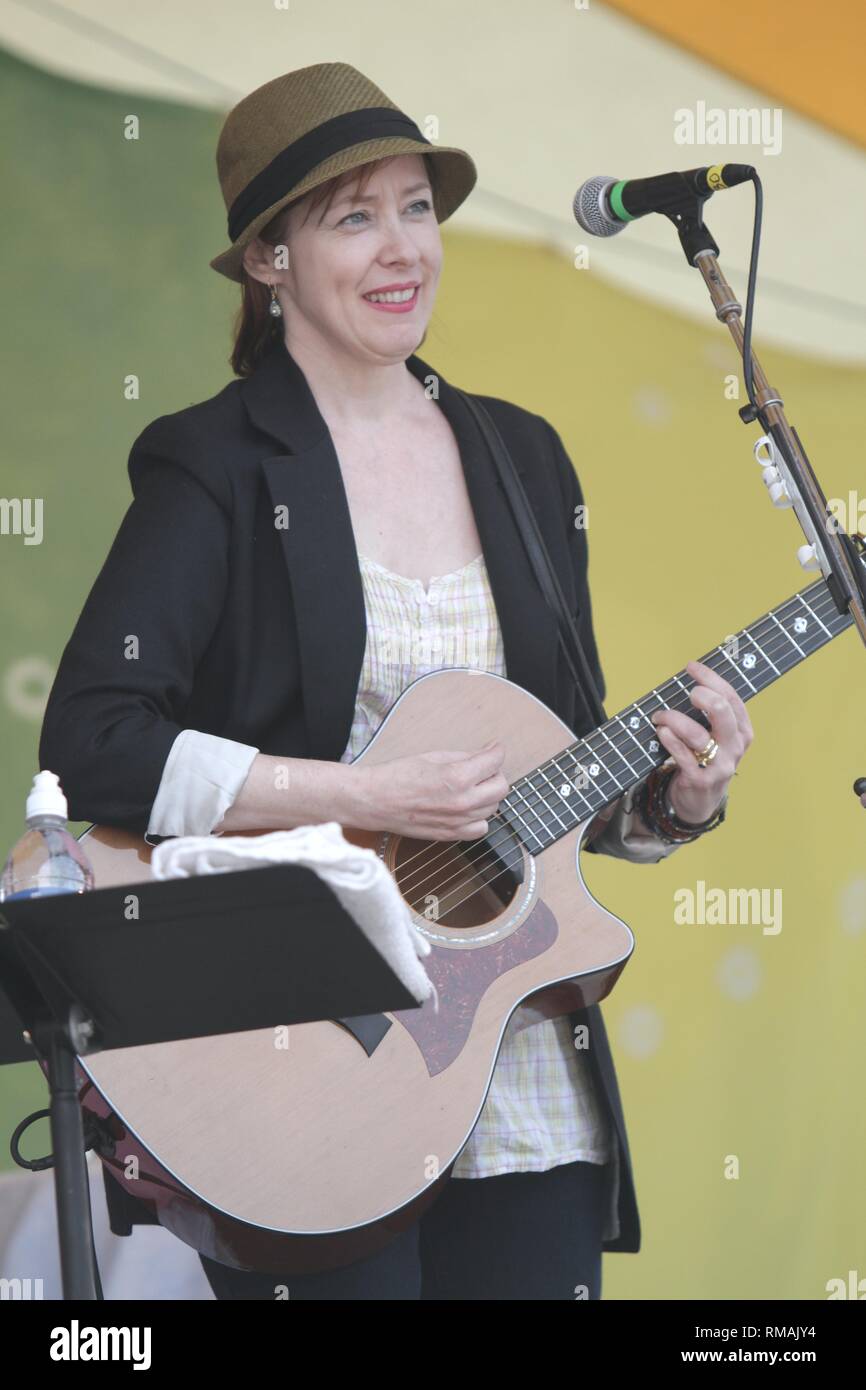 Musicien Suzanne Vega est montré sur scène pendant un concert en direct de l'apparence. Banque D'Images