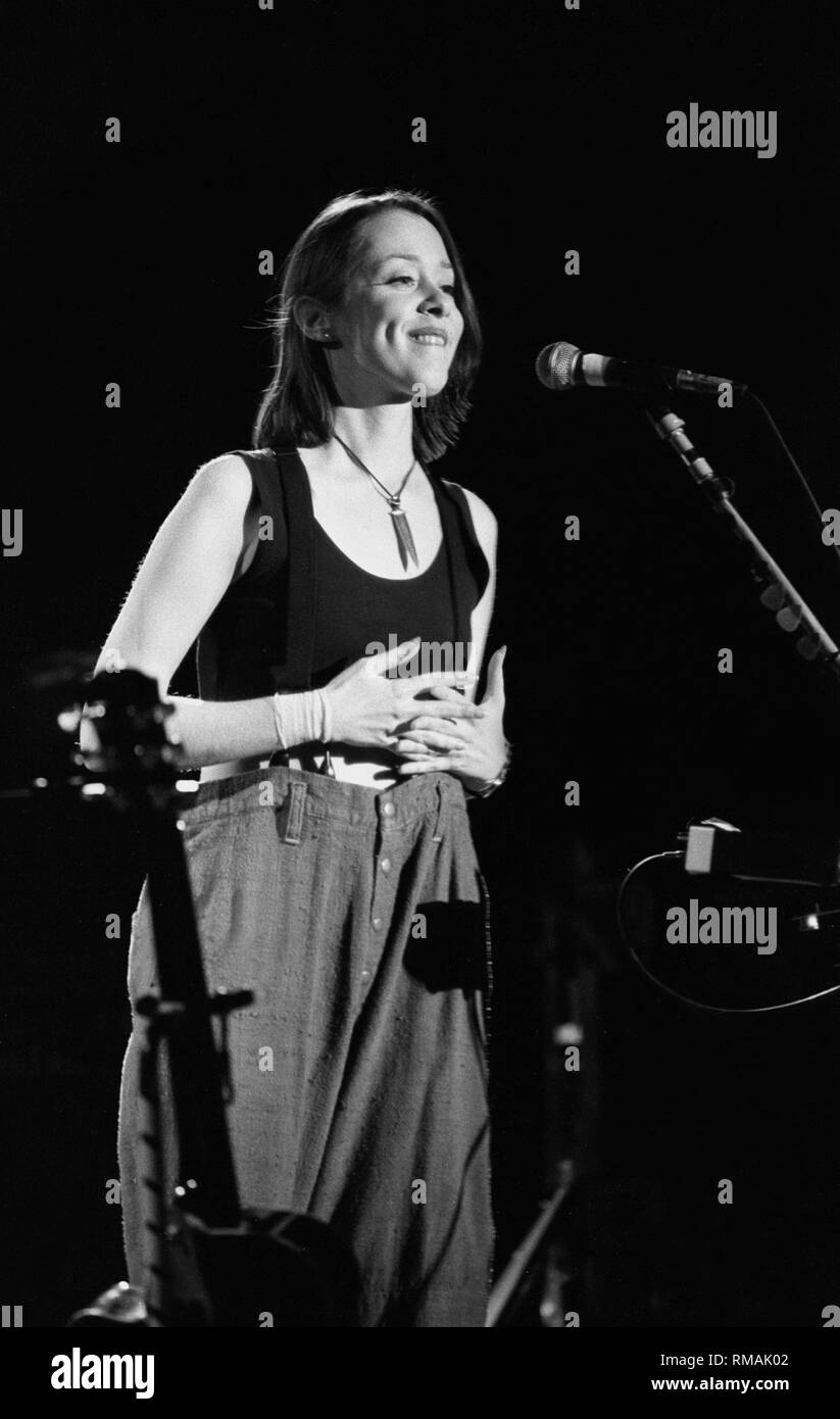 Musicien Suzanne Vega est montré sur scène pendant un concert en direct de l'apparence. Banque D'Images