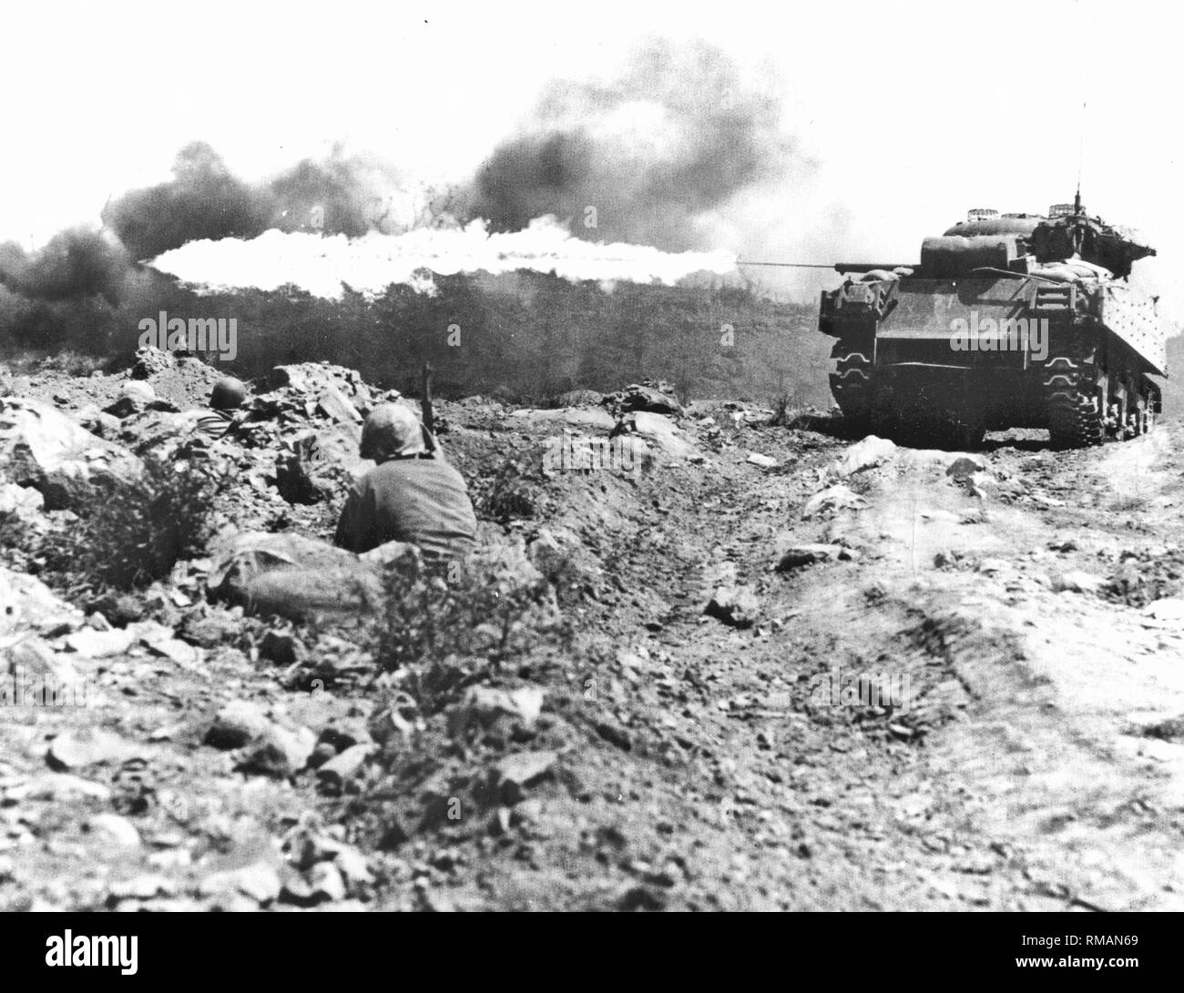 Un réservoir de jets de flamme Marine, également connu sous le nom de 'Ronson', une place forte, un village japonais. Les huit chars Sherman M4A3 équipé de la Marine Mark 1 lanceur de flamme s'est avéré être le plus précieux de systèmes d'armes sur Iwo Jima. Banque D'Images
