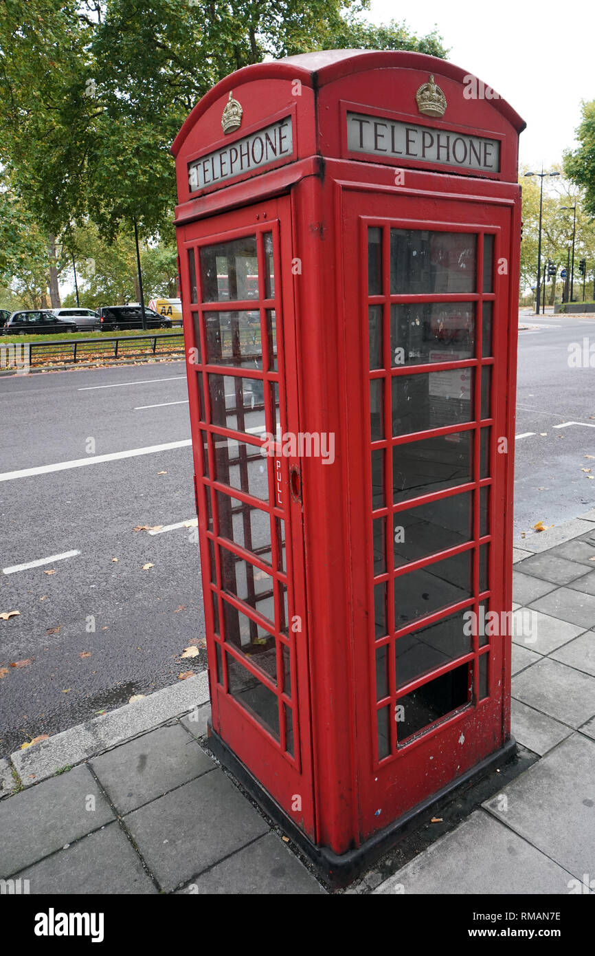 Le téléphone rouge fort, d'un téléphone pour un téléphone public conçu par Sir Giles Gilbert Scott, est un spectacle familier dans les rues de Londres. Banque D'Images