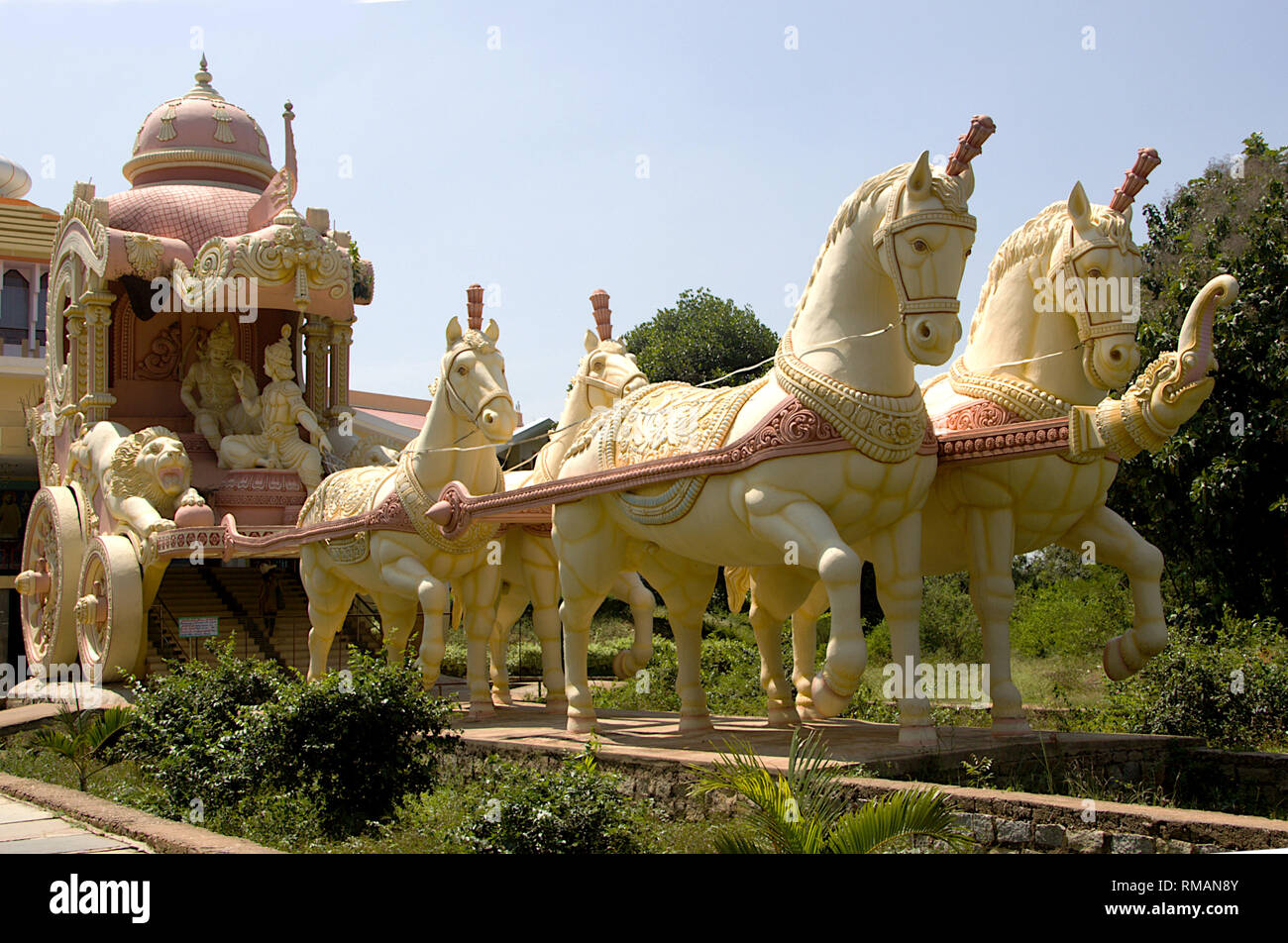 Sculpture de Krishna prêchant Arjuna dans son char tiré par quatre chevaux à Viswashanti Ashram, Bangalore, Karnataka, Inde, Asie Banque D'Images