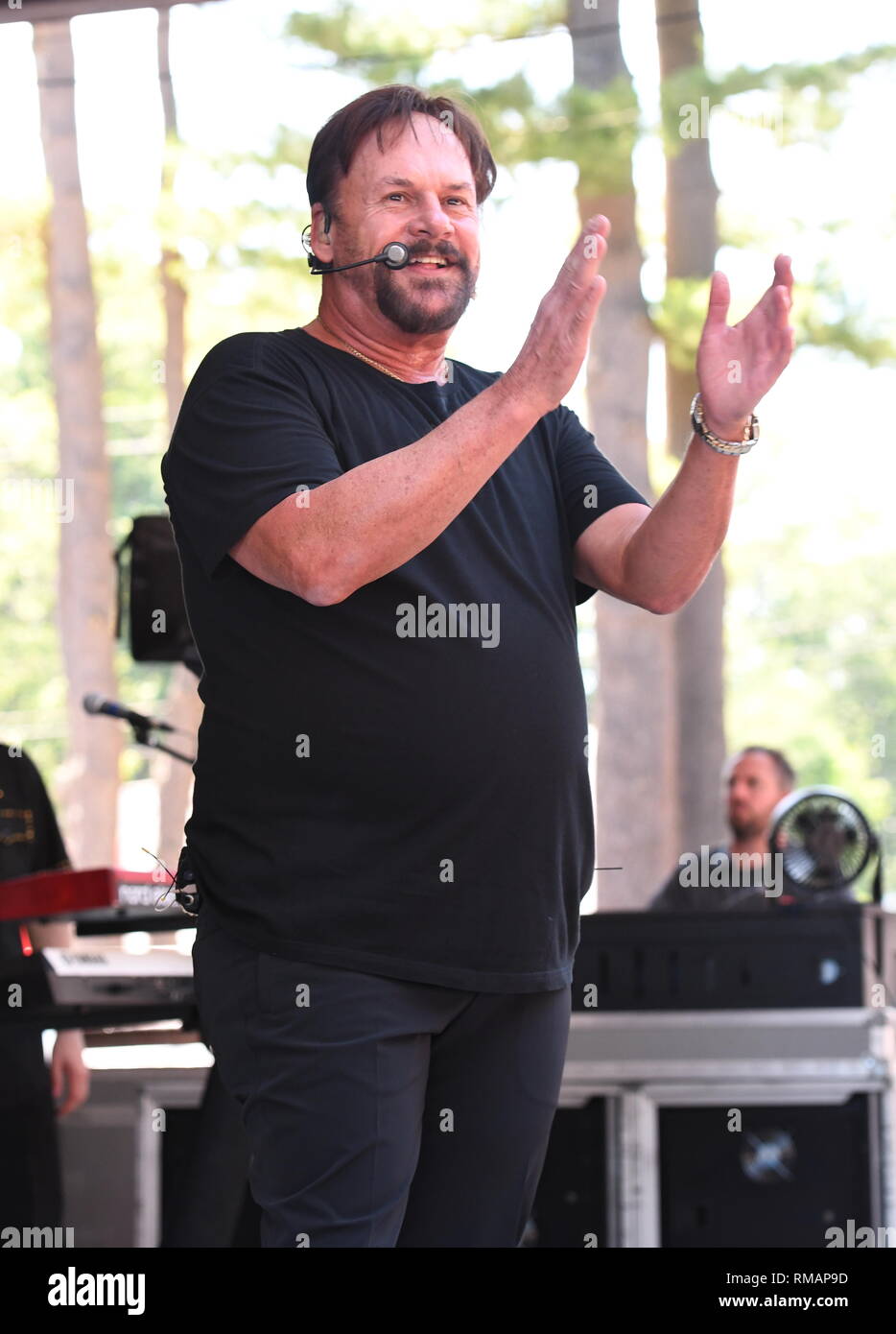 Chanteur, auteur-compositeur et producteur de disques, Harry Wayne Casey, mieux connu sous le nom de K.C., est montré sur scène pendant un concert 'live' avec l'apparence et le KC Sunshine Band. Banque D'Images